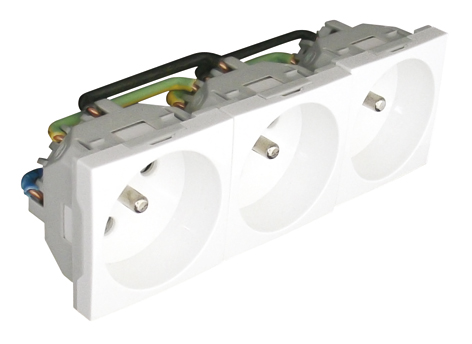 Toma Triple 45º Francesa con Protección - 6 Módulos